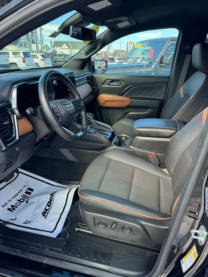 2025 GMC Canyon Crew Cab Short Box 4-Wheel Drive AT4